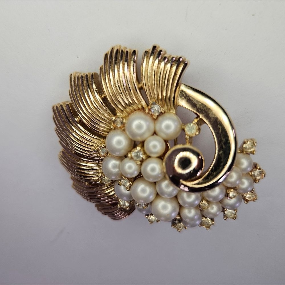 Vintage Signed Crown Trifari 1950s Alfred Philippe Faux Pearl Rhinestone Brooch - Picture 5 of 13